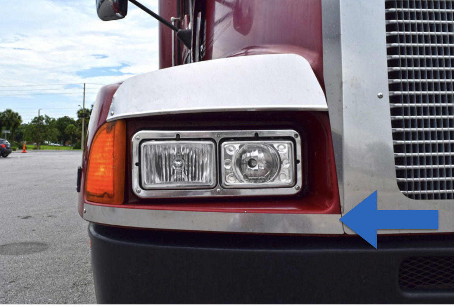 Headlight Bottom Fender Guards fits Kenworth T600. Hardware Included (Sold In Pair) — SKU US16-59309